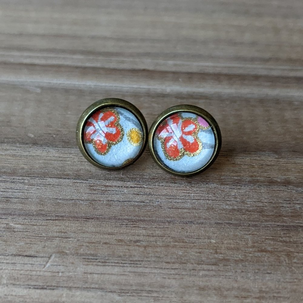Glass Dome Bronze-Plated Stud Earrings with Chiyogami Paper in Light Blue & Red